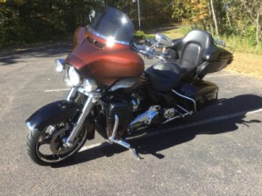 2019 Harley-Davidson® CVO™ Limited Auburn Sunglo & Black Hole with Rich Bourbon thumb 3