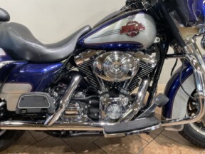 2017 Harley-Davidson® Ultra Limited Two-Tone Superior Blue/Billet Silver FLHTK thumb 3