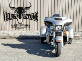 2018 Harley-Davidson® Tri Glide® Ultra SILVER FORTUNE & SUMATRA BROWN thumb 2