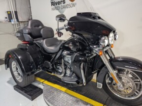 2023 Harley-Davidson® Tri Glide® Ultra Vivid Black thumb 2
