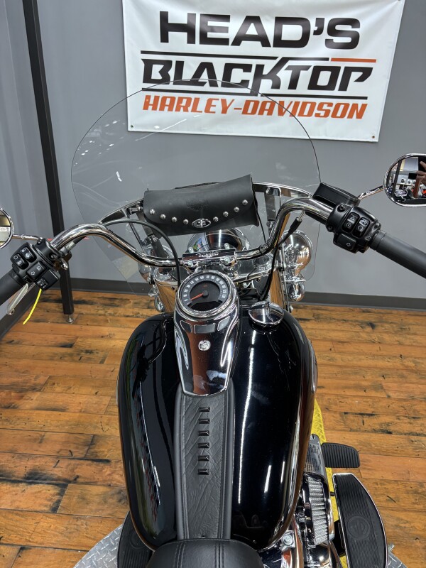 2024 Harley-Davidson Heritage Classic 114 VIVID BLACK W/ PINSTRIPE - Photo 6