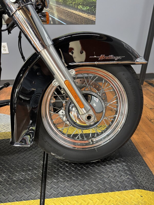 2024 Harley-Davidson Heritage Classic 114 VIVID BLACK W/ PINSTRIPE - Photo 4