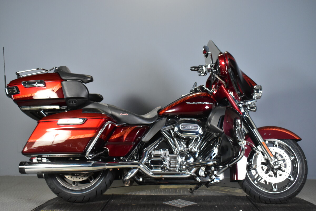 2014 Harley-Davidson® CVO™ Electra Glide Ultra Limited® FLHTKSE