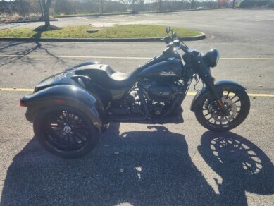 2025 Harley-Davidson Freewheeler FLRT VIVID BLACK W/ PINSTRIPE