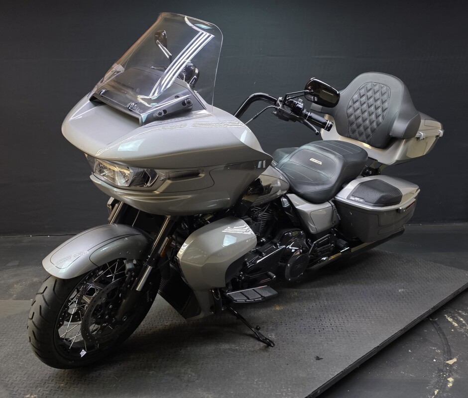 Harley-Davidson CVO Road Glide 2023 FLTRXSE DARK PLATINUM - Photo 4
