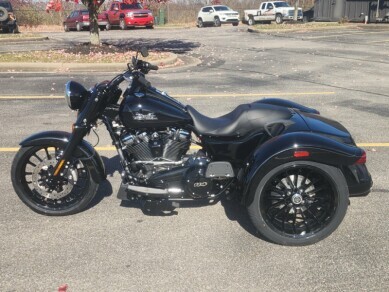 2025 Harley-Davidson Freewheeler FLRT VIVID BLACK W/ PINSTRIPE - Photo 3
