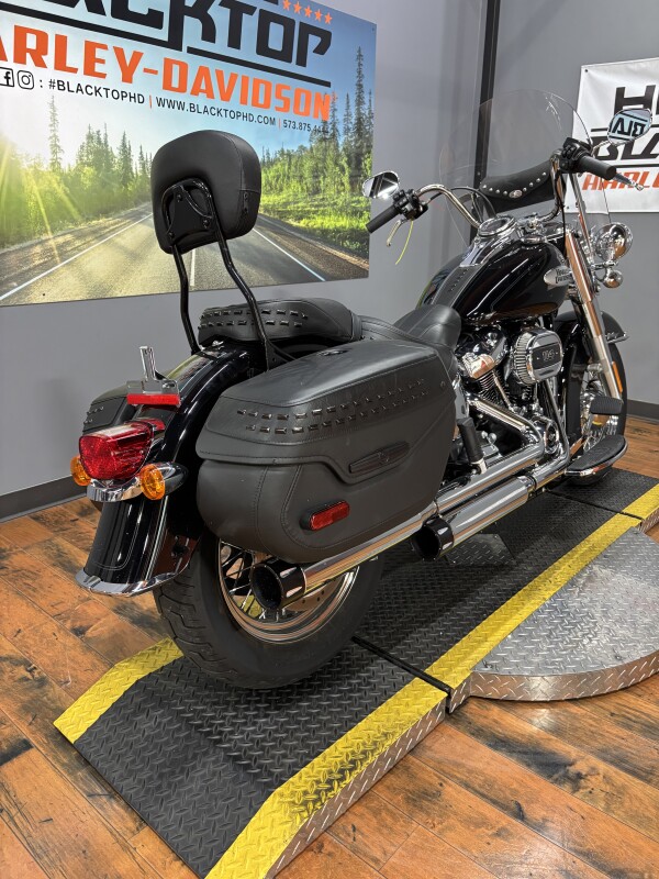 2024 Harley-Davidson Heritage Classic 114 VIVID BLACK W/ PINSTRIPE - Photo 7