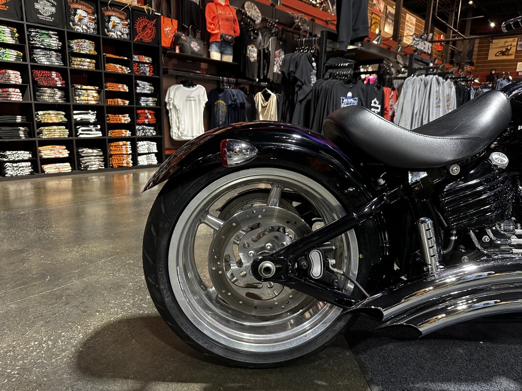 Harley-Davidson Softail Rocker C 2010 FXCWC VIV BLK DELUX - Photo 6