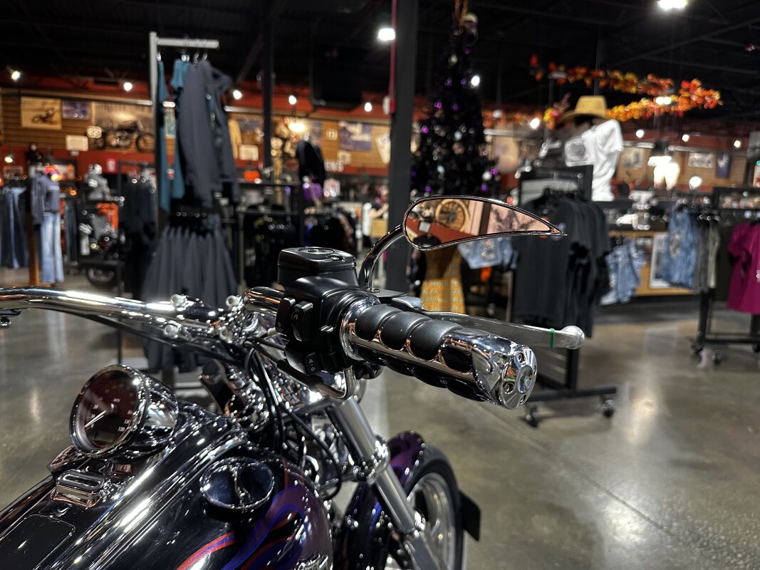 Harley-Davidson Softail Rocker C 2010 FXCWC VIV BLK DELUX - Photo 3