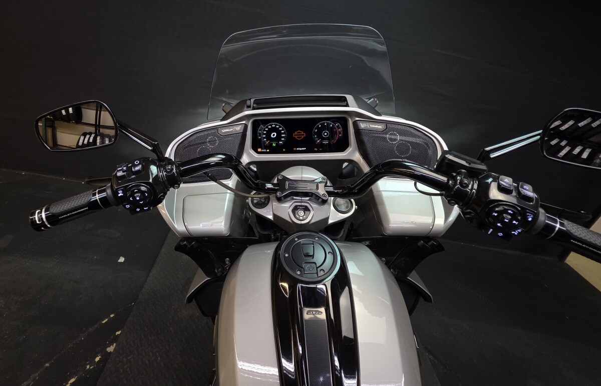 Harley-Davidson CVO Road Glide 2023 FLTRXSE DARK PLATINUM - Photo 9