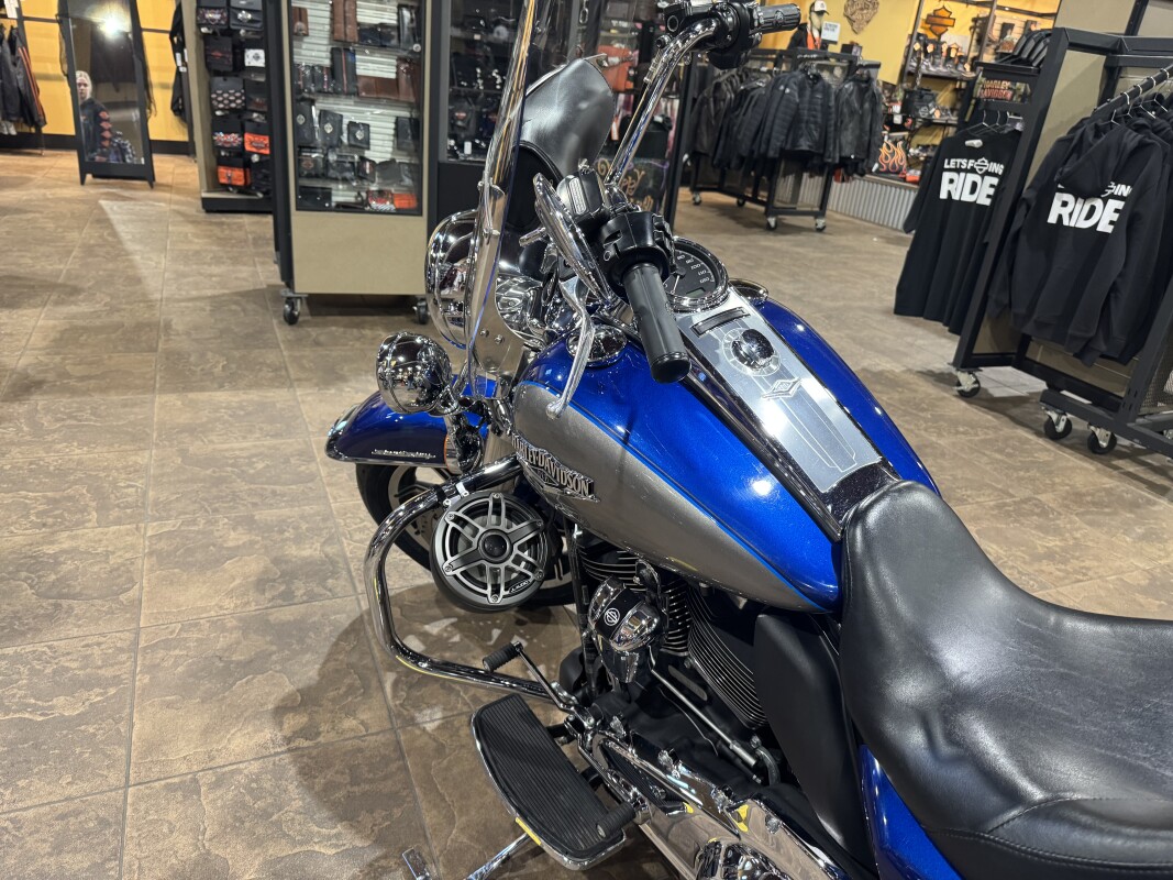 2017 Harley-Davidson Road King SUP BLU/BLT SLV W/PINSTRIPE - Photo 4