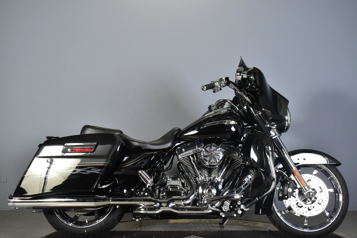 2012 Harley-Davidson® CVO™ Street Glide® FLHXSE | Volcano Harley