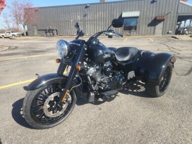 2025 Harley-Davidson Freewheeler FLRT VIVID BLACK W/ PINSTRIPE - Photo 9