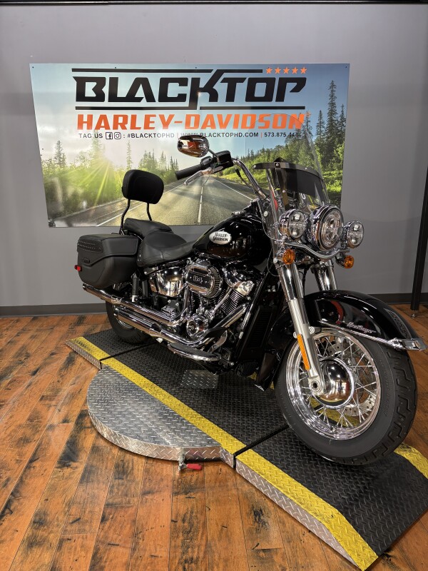2024 Harley-Davidson Heritage Classic 114 VIVID BLACK W/ PINSTRIPE - Photo 2