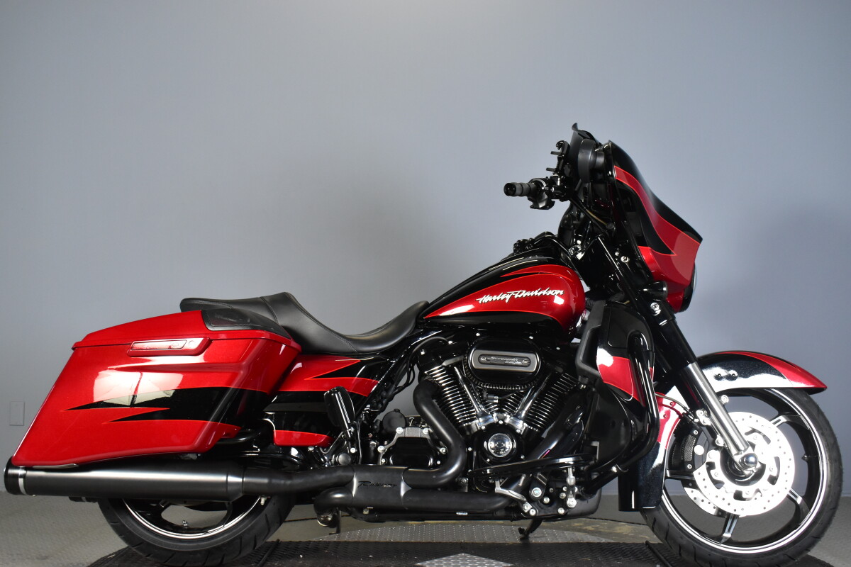 2017 Harley-Davidson® CVO™ Street Glide® FLHXSE