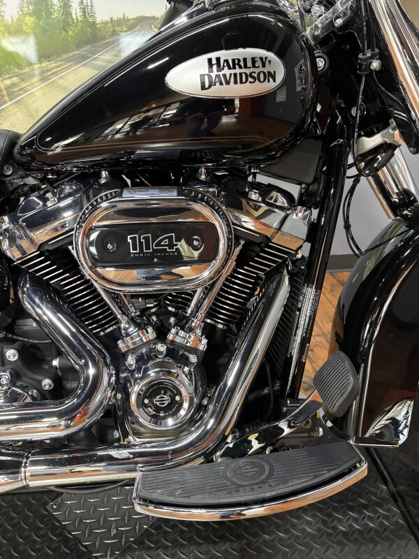 2024 Harley-Davidson Heritage Classic 114 VIVID BLACK W/ PINSTRIPE - Photo 3