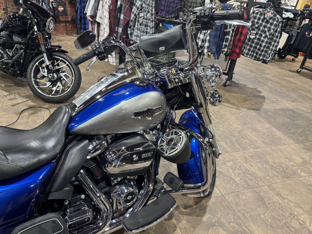 2017 Harley-Davidson Road King SUP BLU/BLT SLV W/PINSTRIPE - Photo 2
