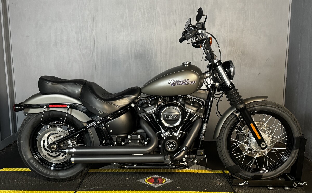 2019 Harley-Davidson Street Bob FXBB INDSTRL GRY DNM W/PINSTRIPE