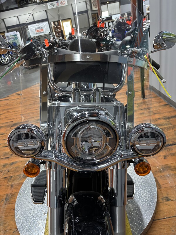 2024 Harley-Davidson Heritage Classic 114 VIVID BLACK W/ PINSTRIPE - Photo 5