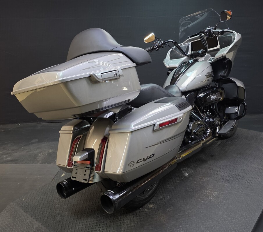 Harley-Davidson CVO Road Glide 2023 FLTRXSE DARK PLATINUM - Photo 8