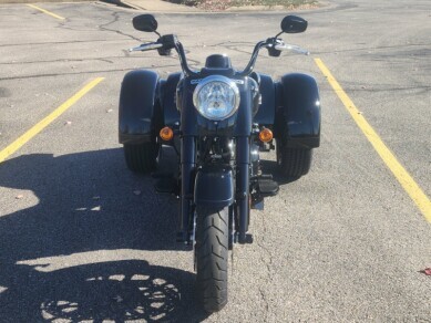 2025 Harley-Davidson Freewheeler FLRT VIVID BLACK W/ PINSTRIPE - Photo 2