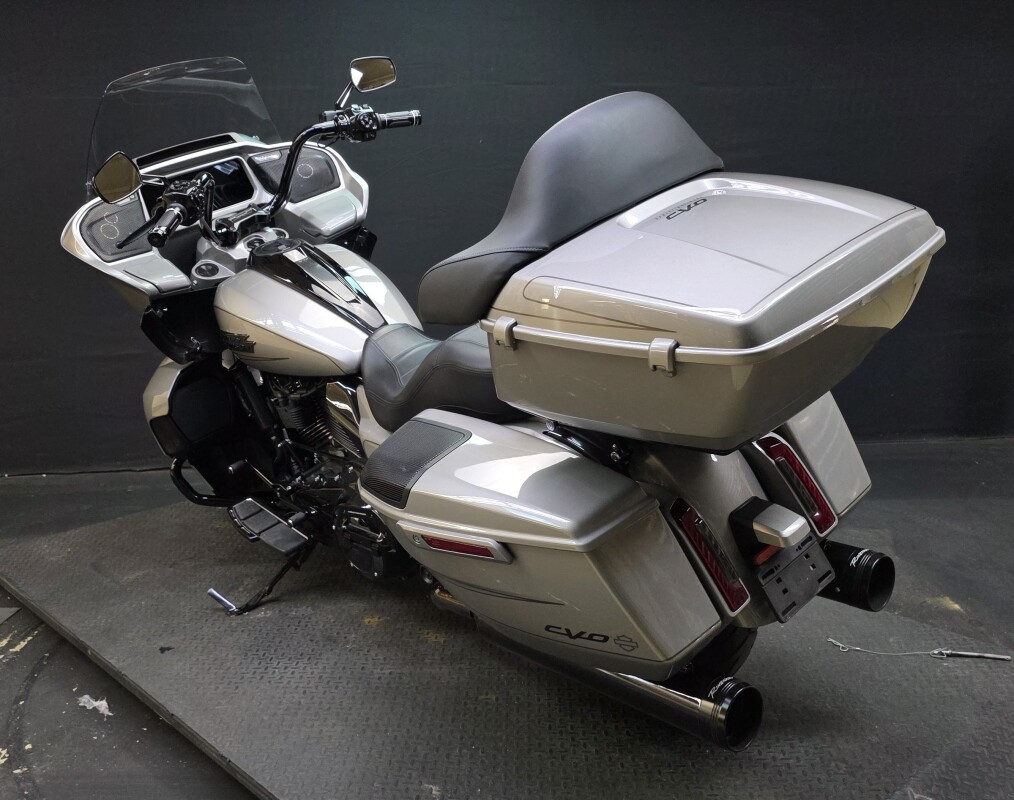 Harley-Davidson CVO Road Glide 2023 FLTRXSE DARK PLATINUM - Photo 6