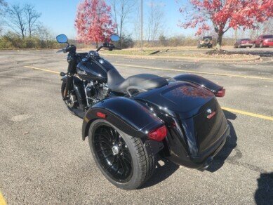2025 Harley-Davidson Freewheeler FLRT VIVID BLACK W/ PINSTRIPE - Photo 10
