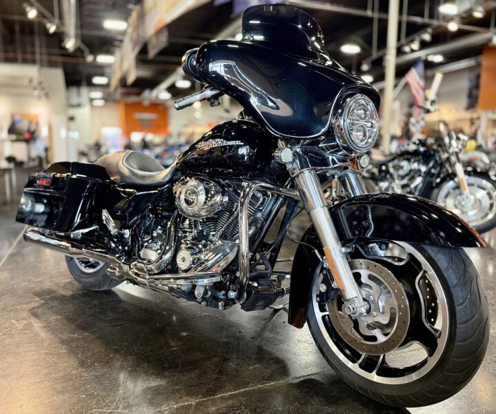 2013 Harley-Davidson® Street Glide® Vivid Black (Chrome Finish w/ Cast Wheels)
