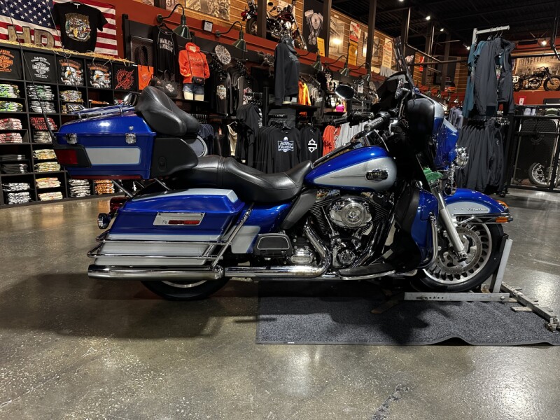 Harley-Davidson® Electra Glide® Ultra Classic® 2010 FLHTCU FLM BLUE/SILVER
