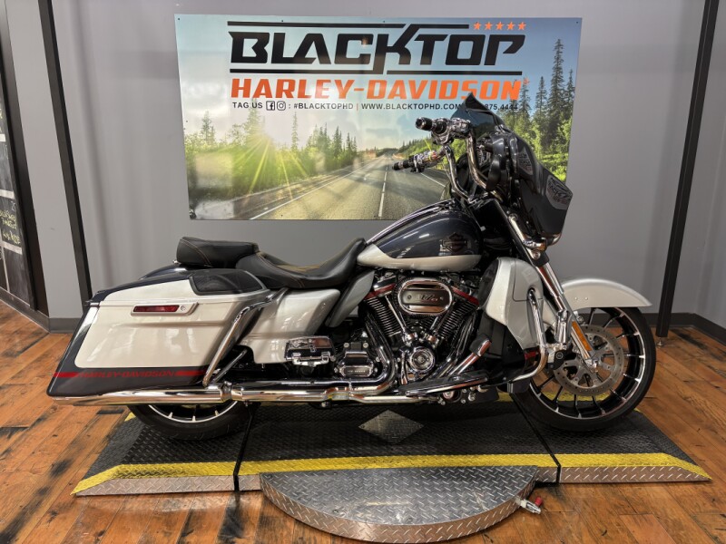 2019 Harley-Davidson® CVO™ Street Glide® CHRDSTL/LNGSLVR W/PINSTRIPE