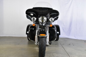 2017 Harley-Davidson® Tri Glide® Ultra FLHTCUTG thumb 1