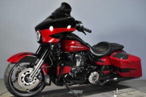 2017 Harley-Davidson® CVO™ Street Glide® FLHXSE thumb 0