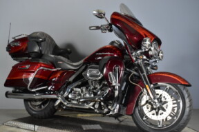 2014 Harley-Davidson® CVO™ Electra Glide Ultra Limited® FLHTKSE thumb 2