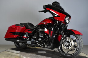 2017 Harley-Davidson® CVO™ Street Glide® FLHXSE thumb 2