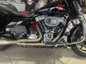FLHT 2021 Electra Glide<sup>®</sup> Standard thumb 2