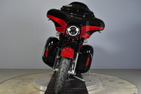 2017 Harley-Davidson® CVO™ Street Glide® FLHXSE thumb 1