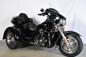 2017 Harley-Davidson® Tri Glide® Ultra FLHTCUTG thumb 2