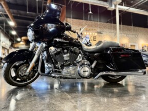 2013 Harley-Davidson® Street Glide® Vivid Black (Chrome Finish w/ Cast Wheels) thumb 2