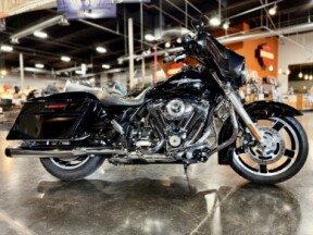 2013 Harley-Davidson® Street Glide® Vivid Black (Chrome Finish w/ Cast Wheels) thumb 3