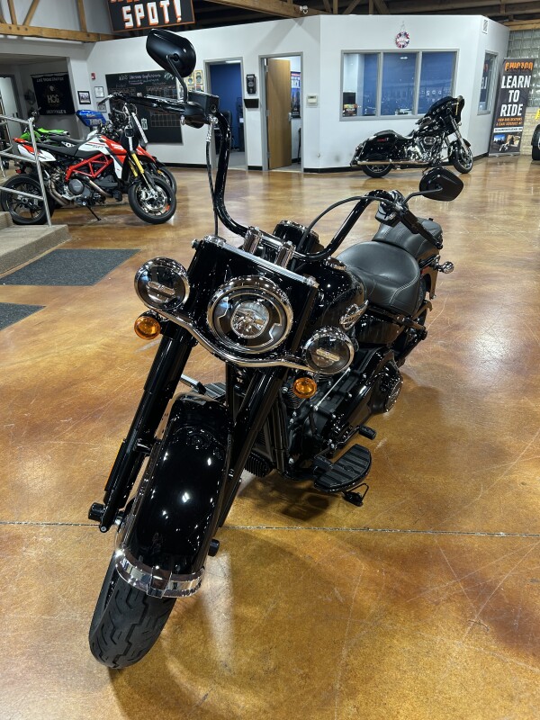 Harley-Davidson Heritage Classic 114 2019 FLHCS BLACK W/PINSTRIPE - Photo 3