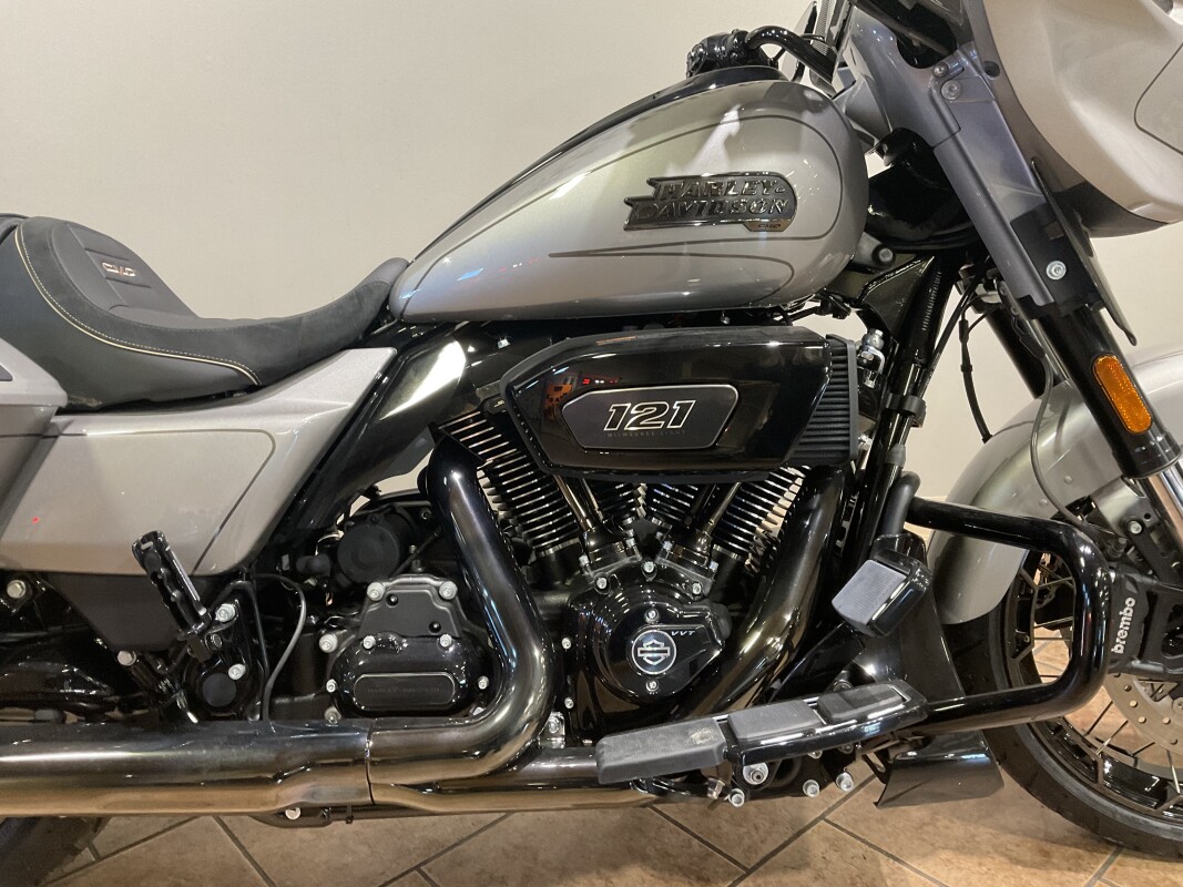 2023 Harley-Davidson CVO Street Glide Dark Platinum w/Pinstripe FLHXSE - Photo 2