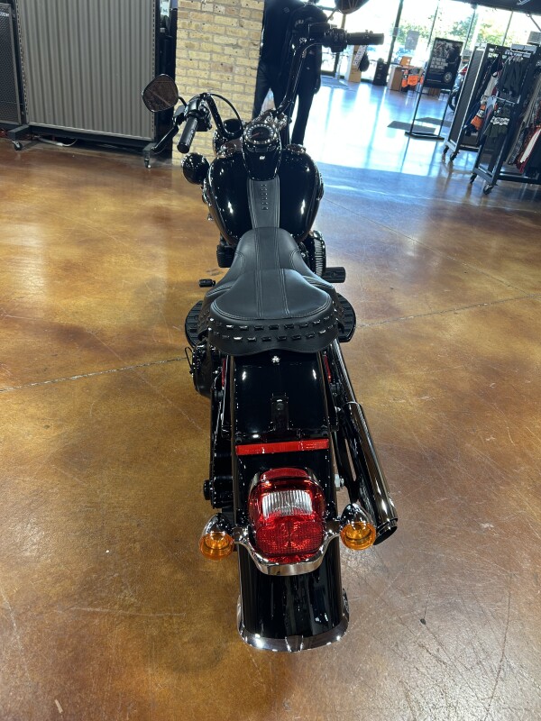 Harley-Davidson Heritage Classic 114 2019 FLHCS BLACK W/PINSTRIPE - Photo 5