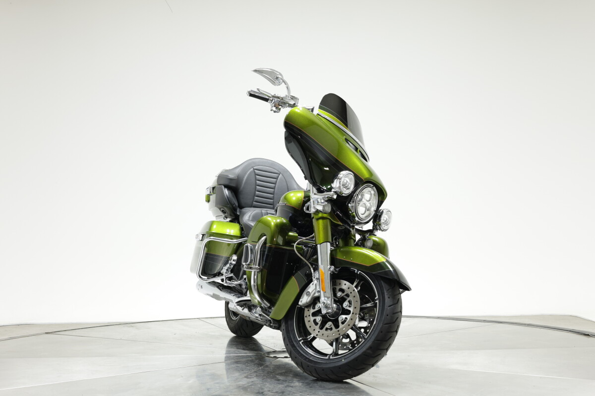 2017 Harley-Davidson FLHTKSE CVO Ultra Limited in Spiked Olive and Serpentine Green with 24946 miles - Photo 6