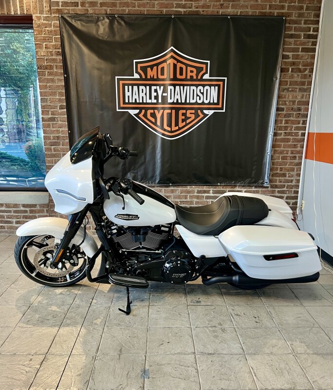 2025 Harley-Davidson Street Glide FLHX White Onyx Pearl - Black Finish - Photo 5