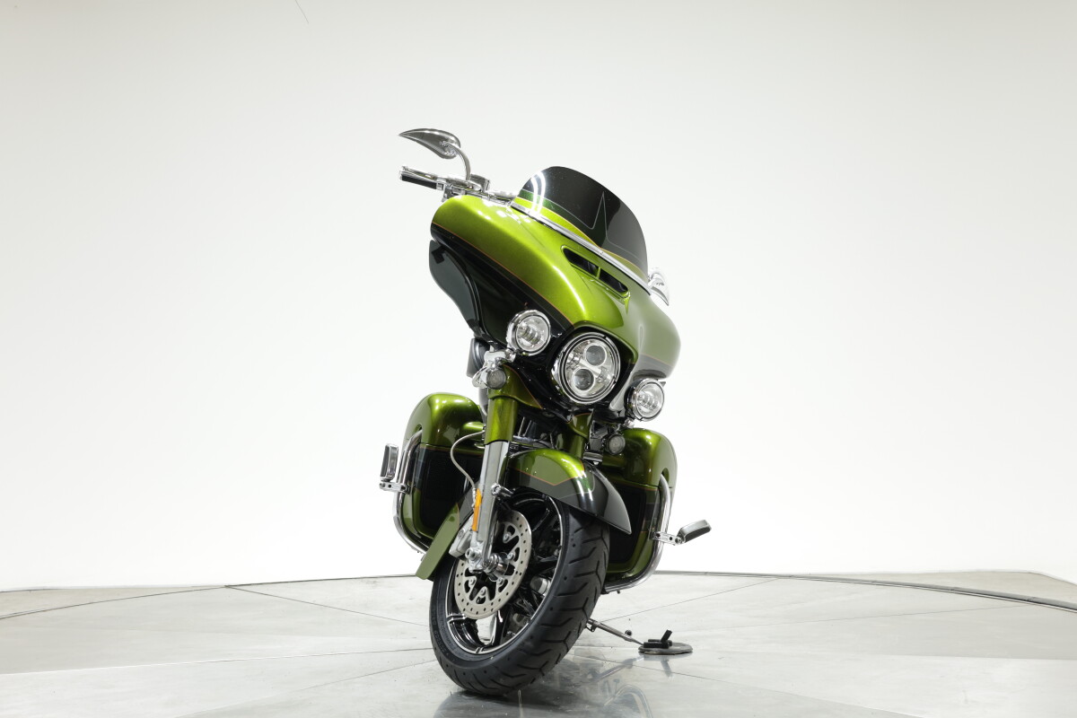 2017 Harley-Davidson FLHTKSE CVO Ultra Limited in Spiked Olive and Serpentine Green with 24946 miles - Photo 7