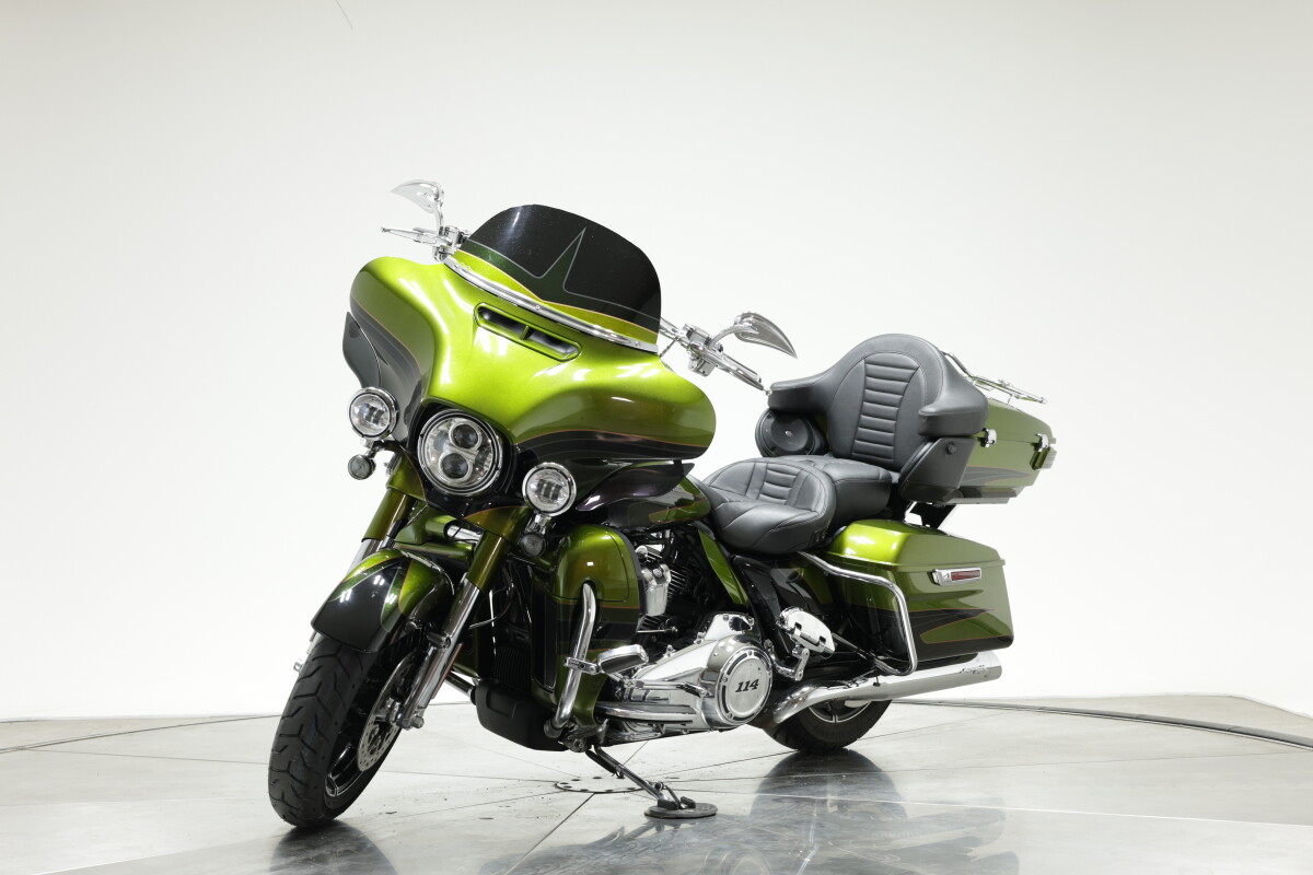 2017 Harley-Davidson FLHTKSE CVO Ultra Limited in Spiked Olive and Serpentine Green with 24946 miles - Photo 9