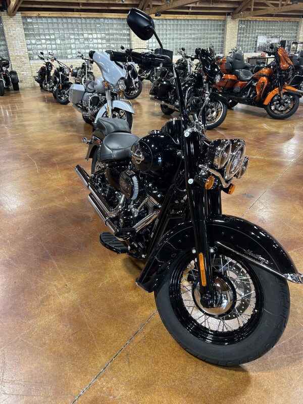 Harley-Davidson Heritage Classic 114 2019 FLHCS BLACK W/PINSTRIPE - Photo 2