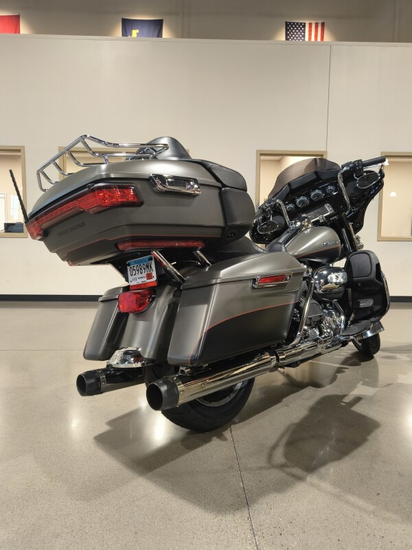 2018 Harley-Davidson Ultra Limited Industrial Gray Denim/Black Denim - Photo 4