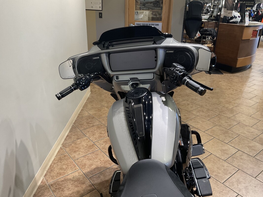 2023 Harley-Davidson CVO Street Glide Dark Platinum w/Pinstripe FLHXSE - Photo 6