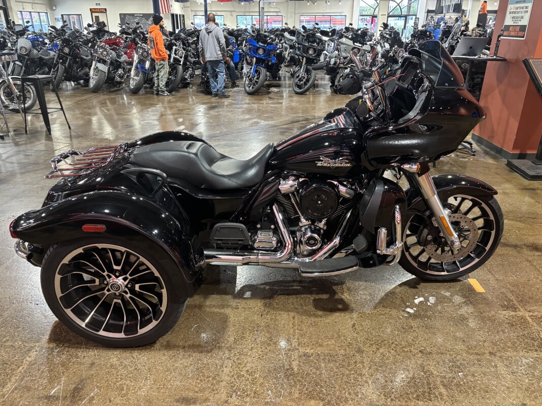 Harley-Davidson Road Glide 3 2023 FLTRT BLACK W/ PINSTRIPE